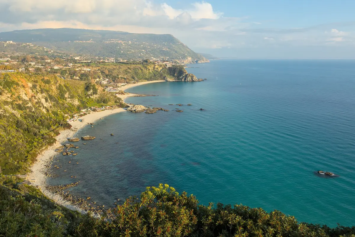 Klares Wasser entlang der Küste von Capo Vaticano
