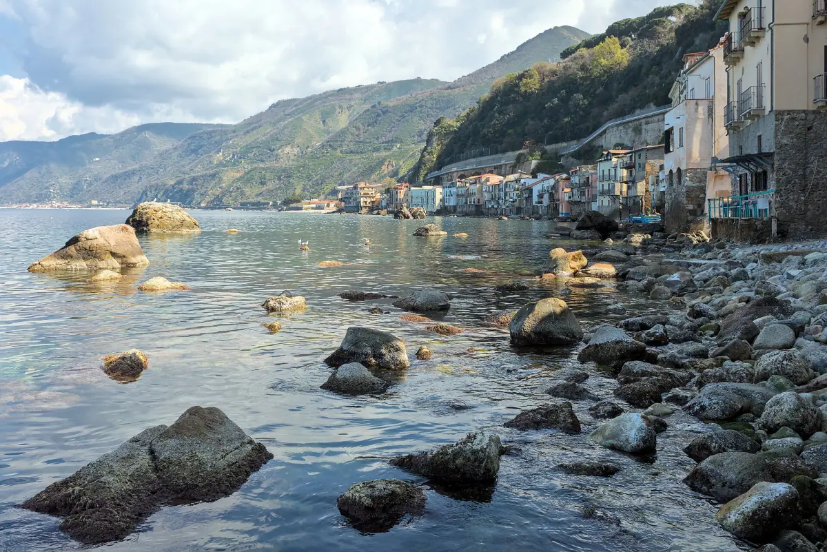 Die Fischerhäuser von Chianalea direkt am Wasser