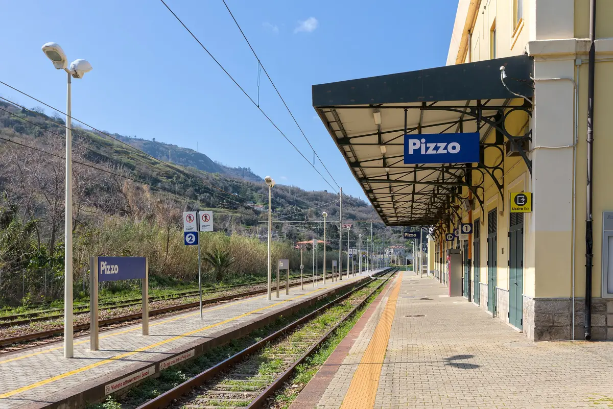 Der Bahnsteig am Bahnhof Pizzo