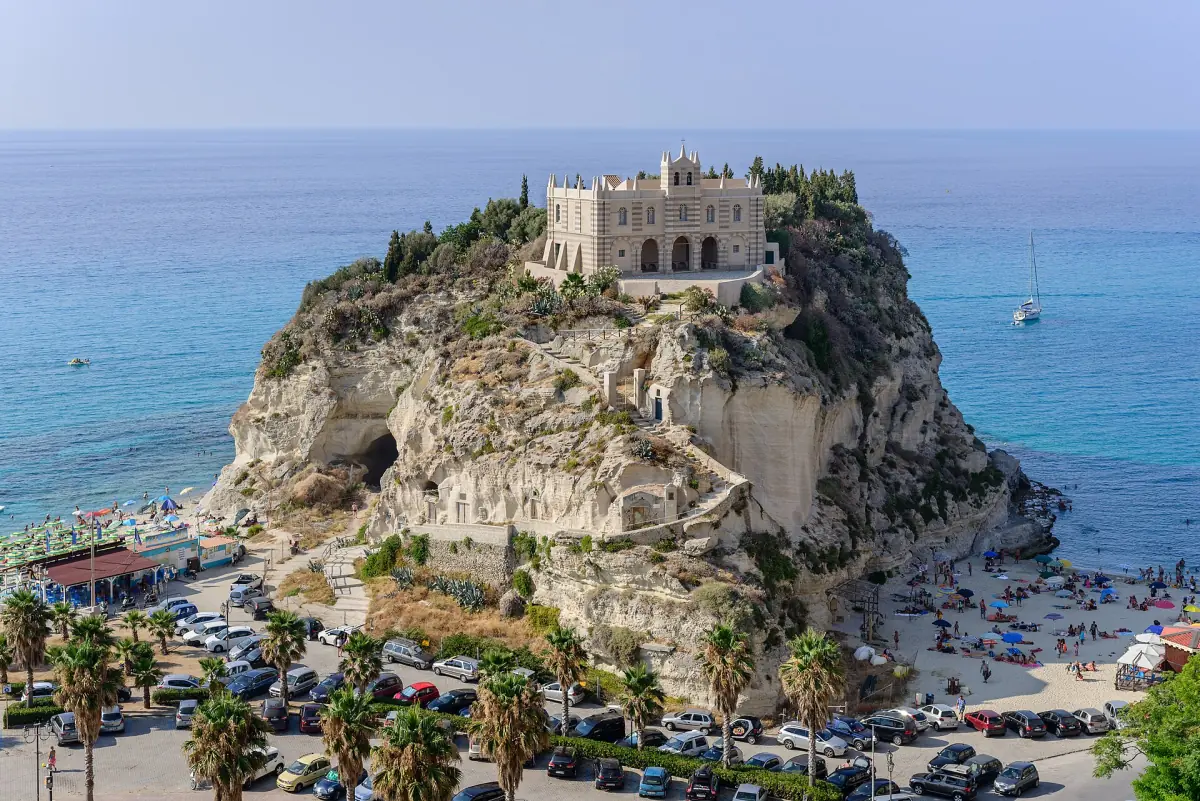 Die Kirche Santa Maria dell'Isola auf ihrem Sandsteinfelsen