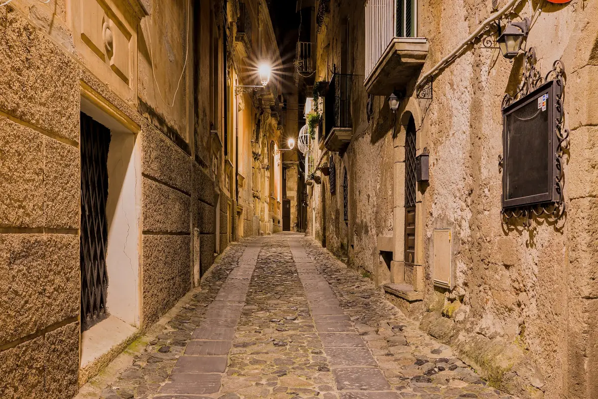 Eine schmale Gasse in der Altstadt von Tropea am Abend