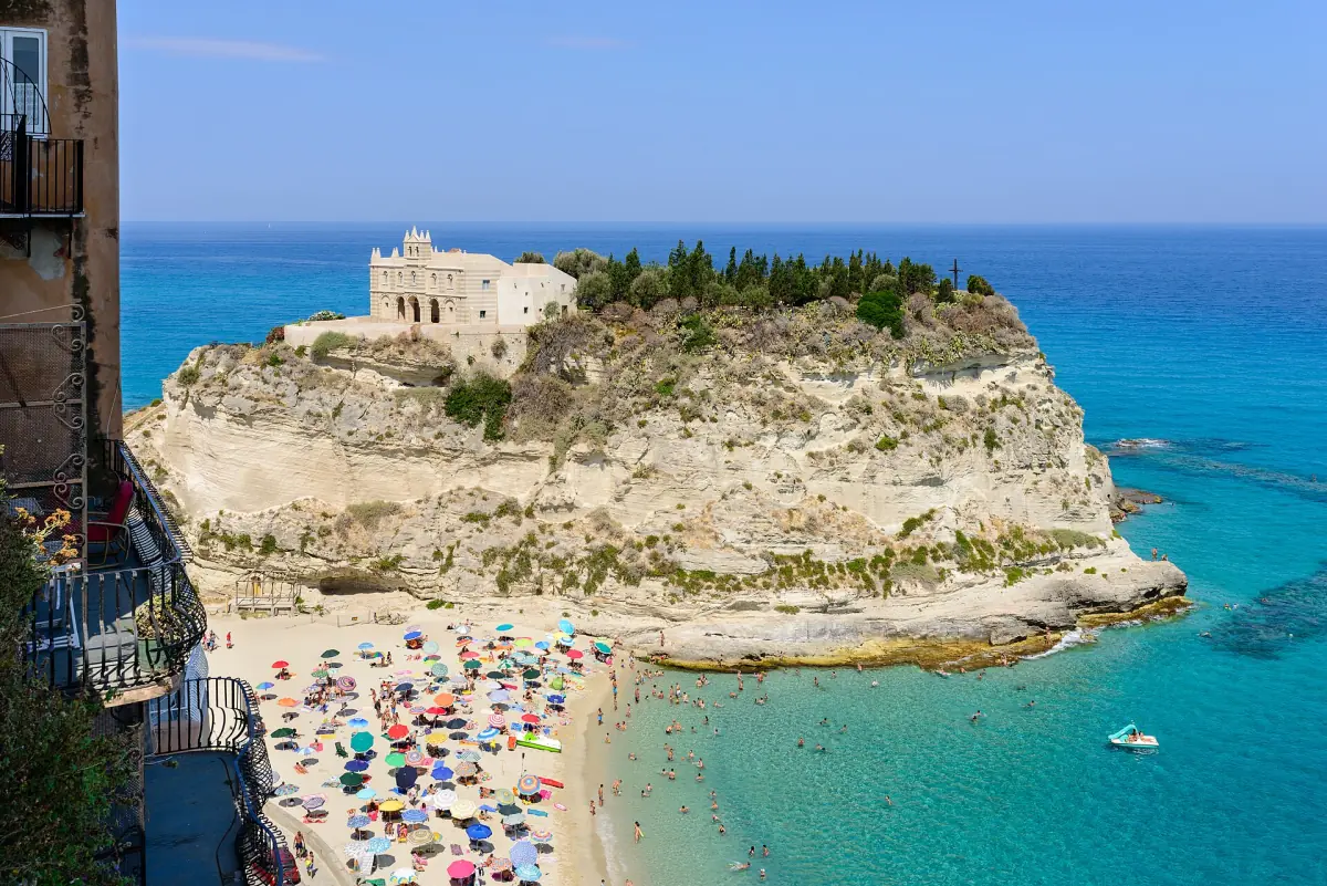 Santa Maria dell'Isola auf ihrem Felsen über dem Strand von Tropea